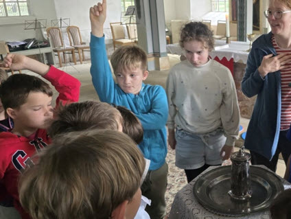 Kirchenbesuch der Religionskinder